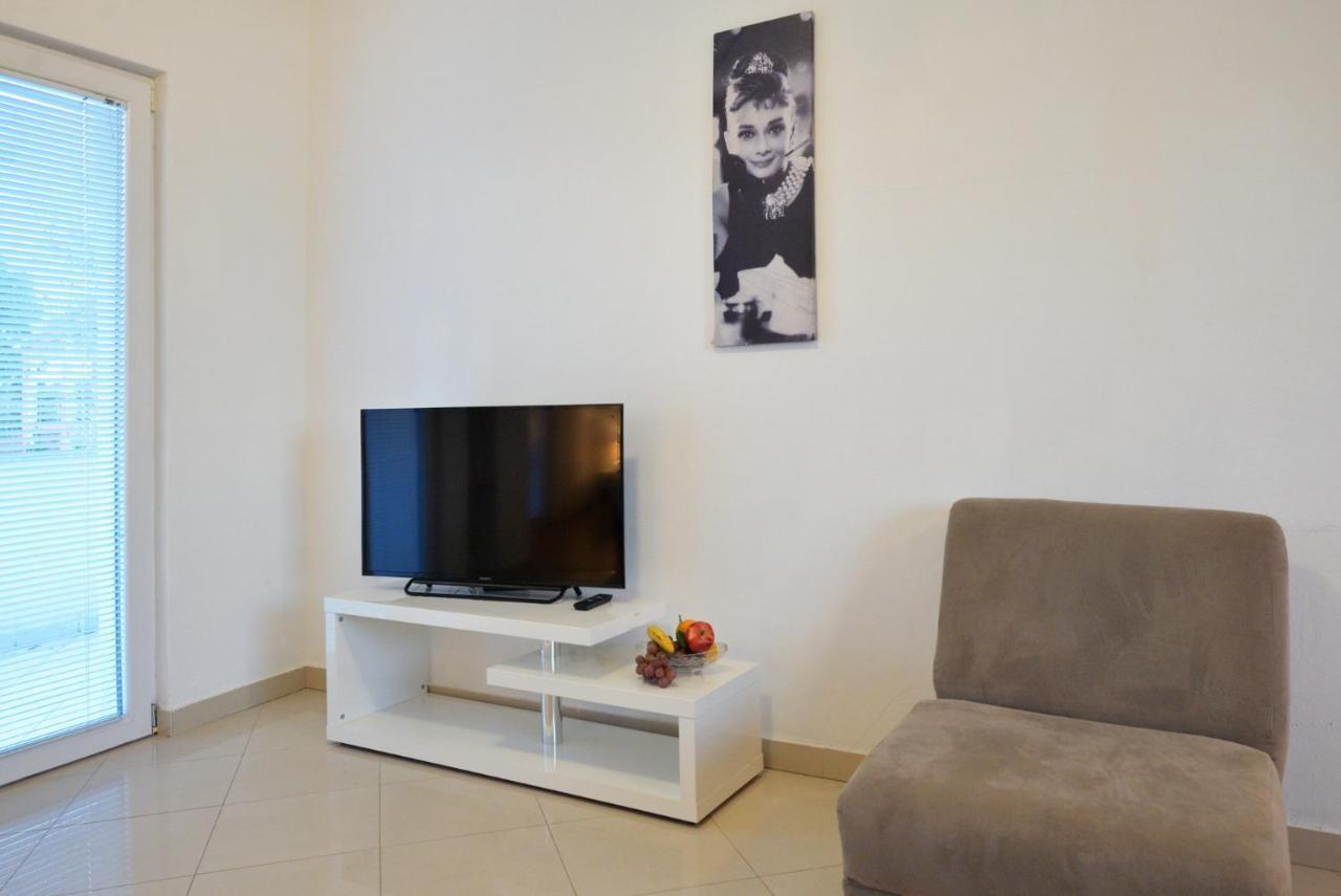 Apartmani Vedrana, Μούρτερ Εξωτερικό φωτογραφία